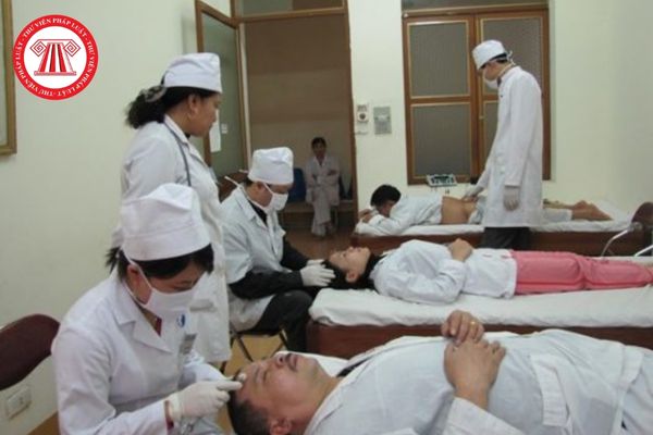 Vai trò xây dựng chuẩn năng lực cơ bản của bác sĩ y học cổ truyền Việt Nam đối với xã hội là gì?