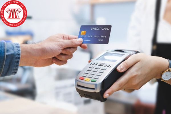 Khách hàng khi sử dụng thẻ thì các đơn vị chấp nhận thanh toán thẻ có được thu phụ phí không?