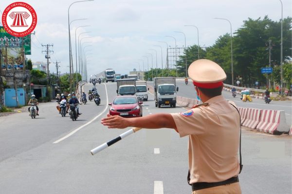 Cảnh sát giao thông có được dừng xe vi phạm trên cầu vượt?