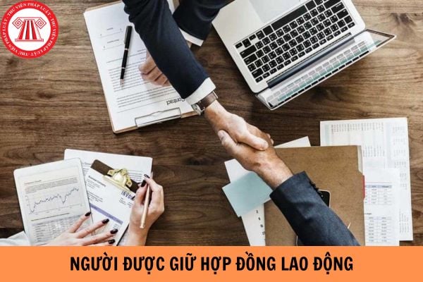 Ai là người được giữ hợp đồng lao động?