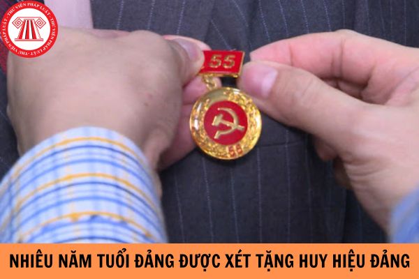 Đảng viên từ bao nhiêu năm tuổi Đảng thì được xét tặng Huy hiệu Đảng?