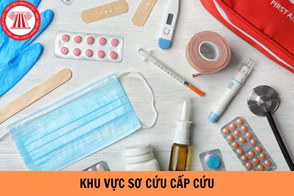 Khu vực sơ cứu cấp cứu tại nơi làm việc phải bao gồm những trang thiết bị nào?