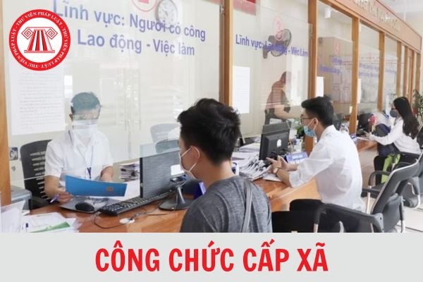 Điều kiện để công chức cấp xã được tiếp nhận vào làm công chức cấp huyện như thế nào?