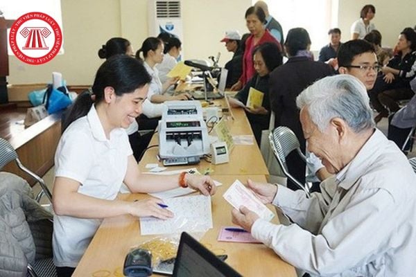 Người lao động đã hết tuổi lao động tiếp tục tham gia hợp đồng lao động thì có thuộc đối tượng tham gia BHXH không?