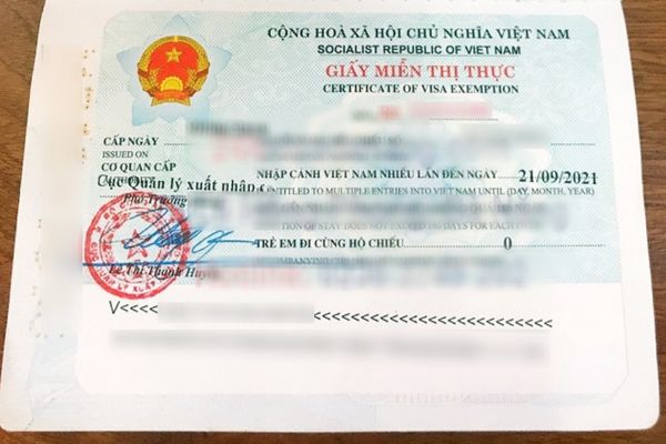 Việt Kiều được cấp giấy chứng nhận tạm trú bao nhiêu tháng khi về nước bằng giấy miễn thị thực?