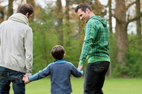 Người đồng tính có được nhận nuôi con nuôi hay không? Trình tự giới thiệu trẻ em làm con nuôi thế nào?
