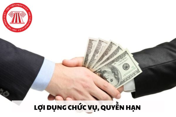 Người lợi dụng chức vụ, quyền hạn trong khi thi hành công vụ gây thiệt hại bao nhiêu tiền thì bị đi tù?