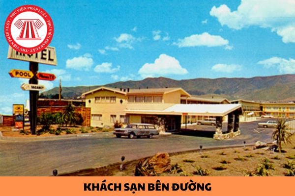 Khách sạn bên đường có bắt buộc phải có dịch vụ phục vụ ăn uống không?