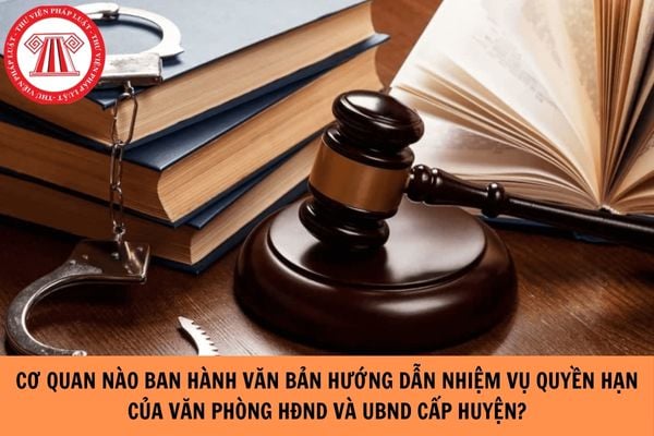 Cơ quan nào ban hành văn bản hướng dẫn cụ thể chức năng, nhiệm vụ, quyền hạn của Văn phòng Hội đồng nhân dân và Ủy ban nhân dân cấp huyện?