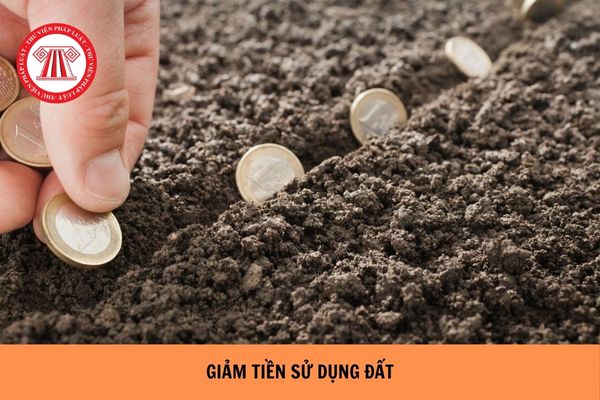 Mức giảm tiền sử dụng đất khi được cơ quan nhà nước giao đất đối với người nghèo là bao nhiêu?