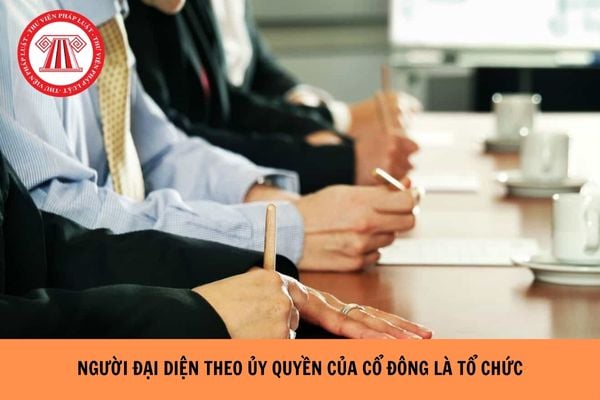 Số lượng người đại diện theo ủy quyền của cổ đông là tổ chức tại công ty cổ phần là bao nhiêu?