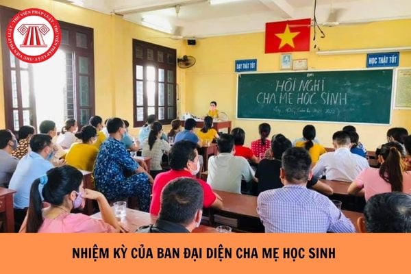 Nhiệm kỳ của Ban đại diện Cha mẹ học sinh là bao lâu? Có bắt buộc phải ban hành Quyết định thành lập Ban Đại diện CMHS đầu năm học hay không?