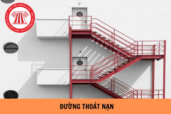 Trên đường thoát nạn có được bố trí cầu thang xoắn ốc, cầu thang cong hay không? Các tầng nhà nào phải có từ 2 lối thoát nạn trở lên?