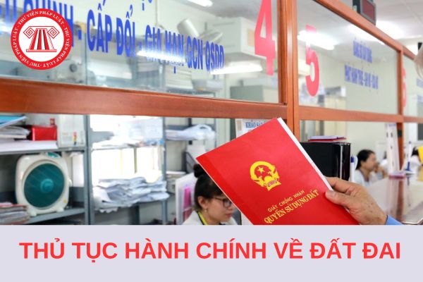 Hình thức công khai thủ tục hành chính về đất đai được quy định như thế nào tại Điều 225 Luật Đất đai năm 2024?