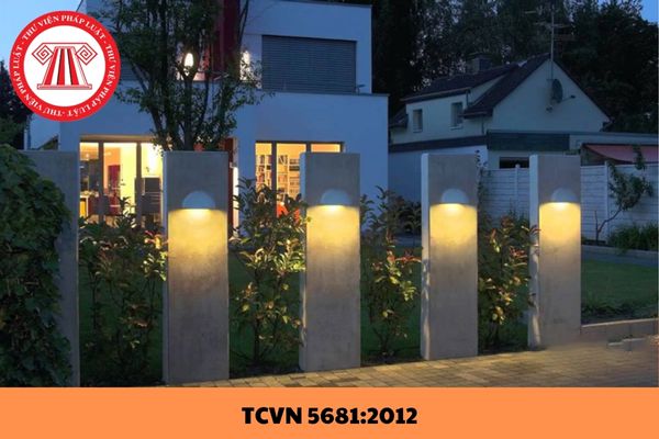Bộ bản vẽ thi công lắp đặt điện chiếu sáng bên ngoài nhà bao gồm các thành phần nào theo Tiêu chuẩn quốc gia TCVN 5681:2012?
