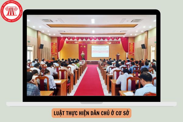 Theo Luật thực hiện dân chủ ở cơ sở, cán bộ, công chức, viên chức, người lao động bàn và quyết định những nội dung nào?