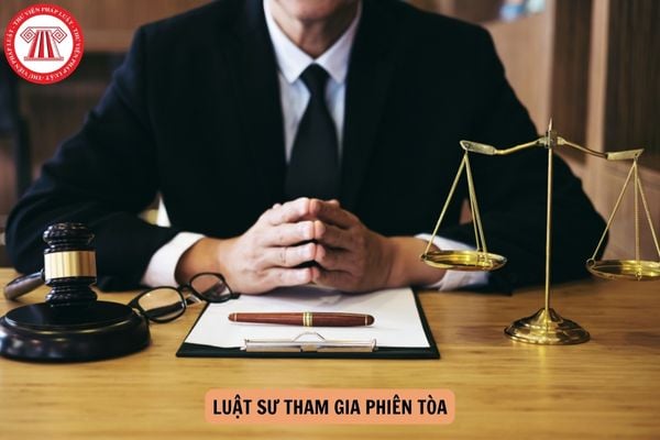 Luật sư khi tham gia phiên tòa có bắt buộc phải mặc áo sơ mi trắng?