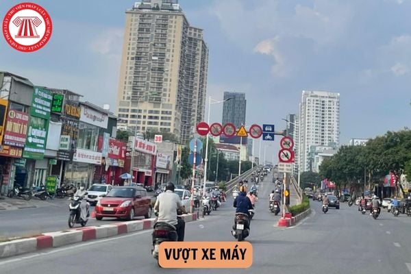 Từ năm 2025 vượt xe máy thì vượt bên trái hay phải mới đúng luật?