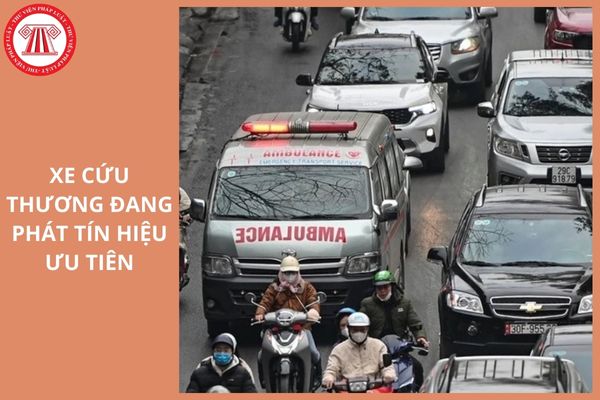 Khi đang lái xe, phía trước có một xe cứu thương đang phát tín hiệu ưu tiên, người lái xe có được phép vượt hay không?
