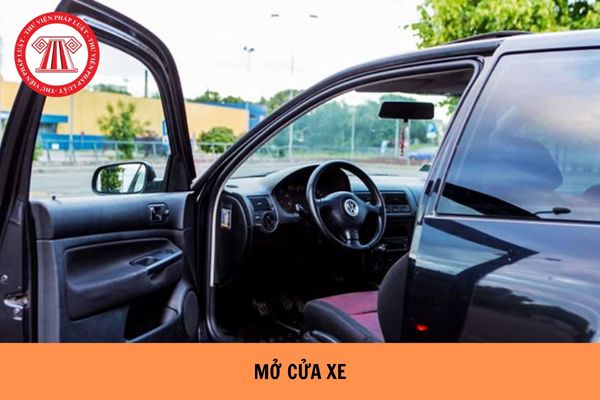 Khi đã đỗ xe ô tô sát lề đường bên phải, người lái xe phải thực hiện các thao tác nào dưới đây khi mở cửa xuống xe để đảm bảo an toàn?