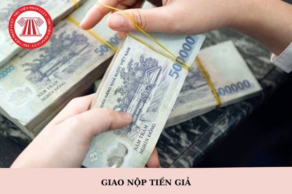 Định kỳ thời gian mà Ngân hàng Nhà nước chi nhánh, Sở Giao dịch phải giao nộp tiền giả về kho tiền Trung ương là bao lâu một lần?