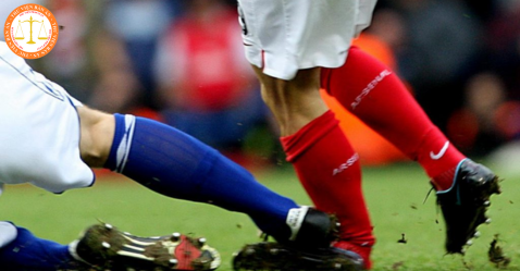 Cố ý gây chấn thương cho cầu thủ khác khi thi đấu bóng đá bị xử phạt như thế nào?