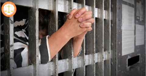 If individuals are not yet husband or wife, are they permitted to visit inmates in prison in Vietnam?