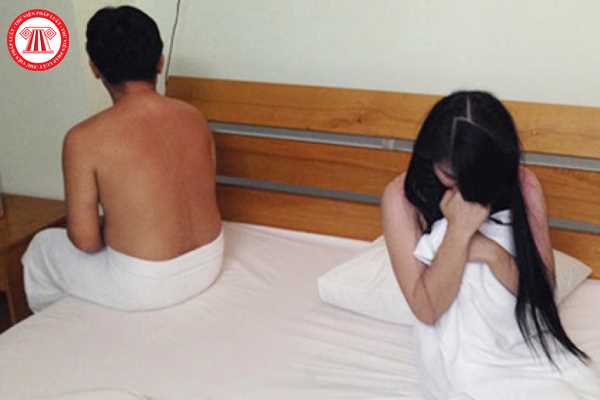 How are sex buyers handled in accordance with Vietnamese law?