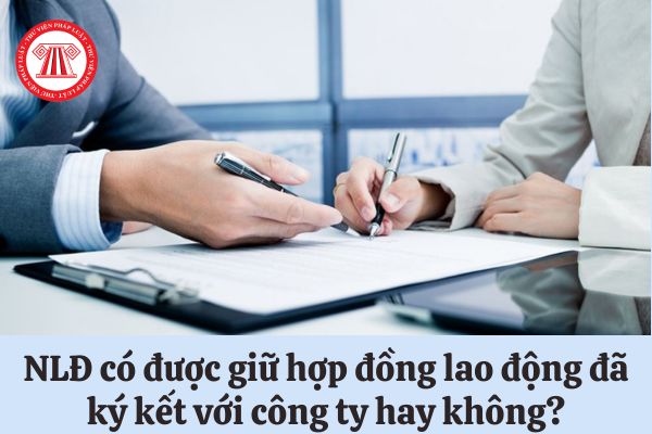 Người lao động có được quyền giữ hợp đồng lao động đã ký kết với công ty hay không?