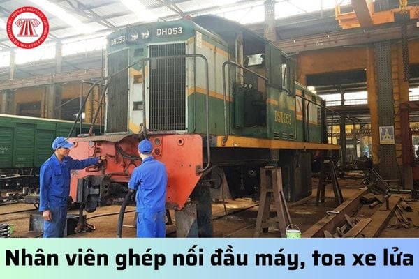 Nhân viên ghép nối đầu máy, toa xe có quyền tạm dừng thực hiện công việc dẫn máy khi nào?