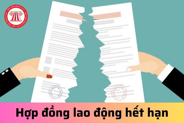 Hợp đồng lao động hết hạn mà tiếp tục làm việc có mặc nhiên gia hạn hợp đồng không?