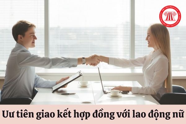 Lao động nữ có được ưu tiên giao kết hợp đồng mới khi hợp đồng cũ hết hạn hay không?