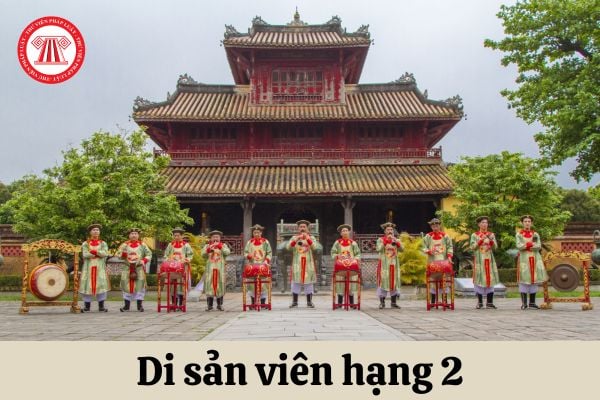 Viên chức Di sản viên hạng 2 phải tham gia bồi dưỡng, hướng dẫn chuyên môn nghiệp vụ cho ai?