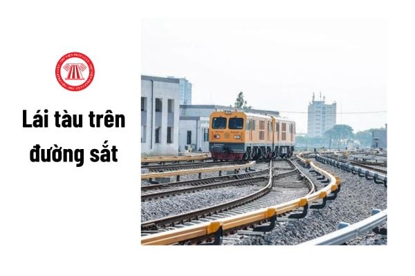 Điều kiện về độ tuổi để được cấp giấy phép lái tàu trên đường sắt là gì?