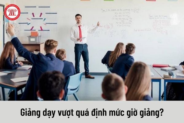 Cơ sở giáo dục nghề nghiệp bố trí nhà giáo giảng dạy vượt quá định mức giờ giảng thì bị xử phạt ra sao?