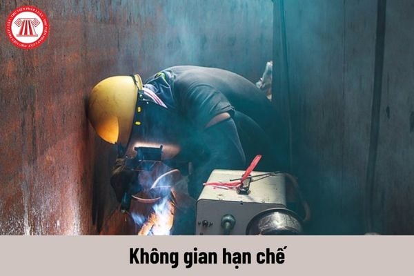 Khi vào làm việc và ra khỏi không gian hạn chế thì phải đảm bảo tuân thủ những gì?