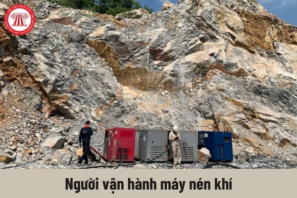 Người vận hành máy nén khí khai thác đá phải thực hiện nhiệm vụ gì để đảm bảo an toàn khi làm việc?