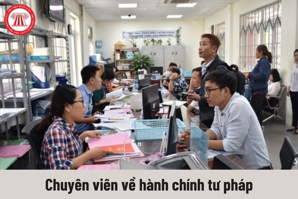 Quyền của người giữ chức vụ Chuyên viên về hành chính tư pháp hiện nay là gì?