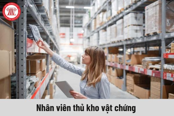 Nhân viên thủ kho vật chứng phải đáp ứng yêu cầu về trình độ như thế nào?