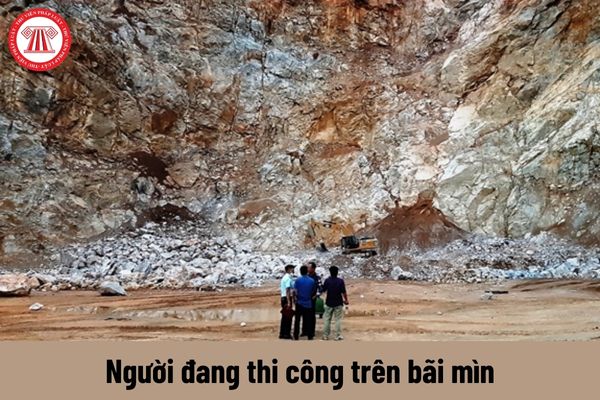 Người làm công việc khai thác đá đang thi công trên bãi mìn có được tiếp tục làm việc khi có dấu hiệu mưa không?