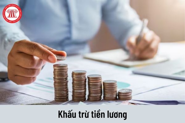 Khi bị khấu trừ tiền lương người lao động có được quyền biết lý do bị khấu trừ không?