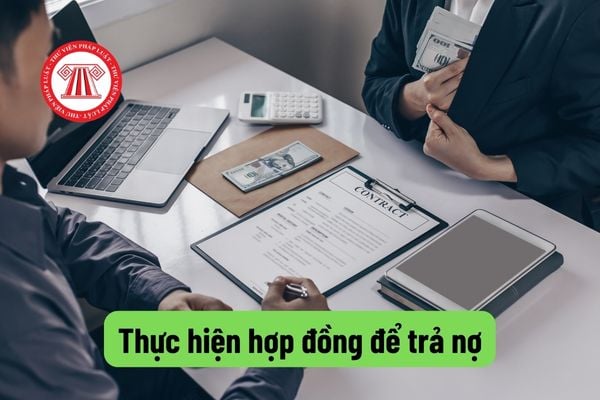 Người sử dụng lao động có được bắt buộc người lao động thực hiện hợp đồng lao động để trả nợ không?