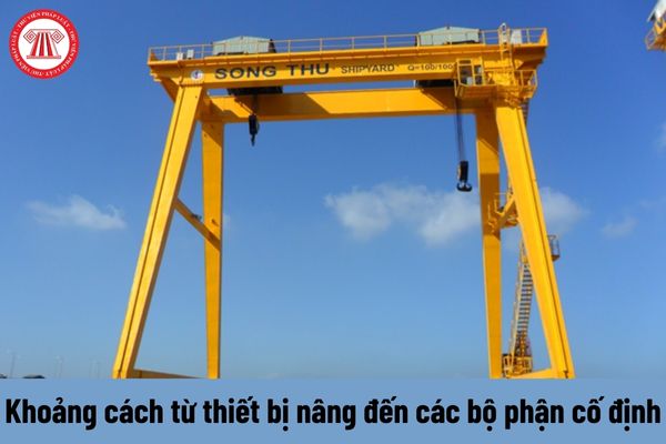 Khoảng cách tối thiểu theo phương thẳng đứng từ thiết bị nâng đến các bộ phận cố định phải đáp ứng yêu cầu gì?