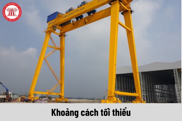 Yêu cầu về khoảng cách tối thiểu theo phương thẳng đứng từ thiết bị nâng đến lối đi làm việc chung phía dưới?