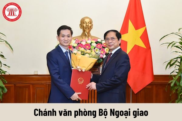 Giữ chức vụ Chánh văn phòng Bộ Ngoại giao thì được nhận mức phụ cấp chức vụ lãnh đạo là bao nhiêu?