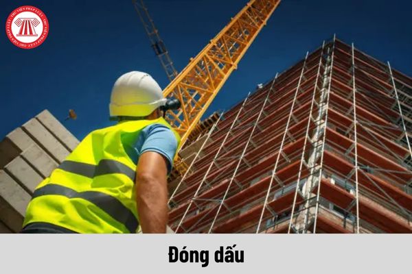 Thiết bị nâng phải được đóng dấu như thế nào theo TCVN 4244:2005?