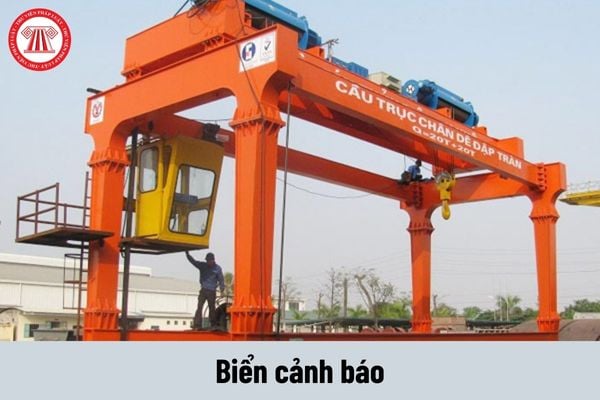 Thiết bị nâng phải có biển cảnh báo như thế nào?