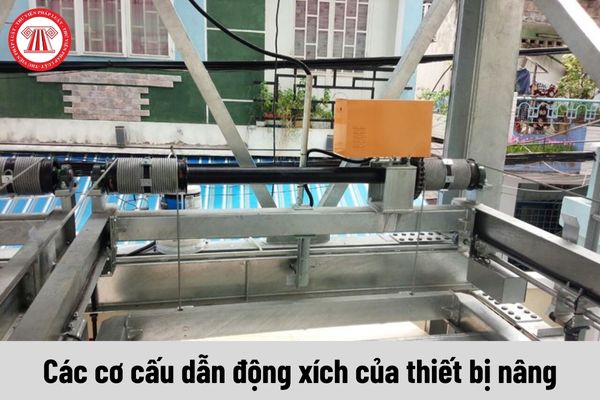 Các cơ cấu dẫn động xích của thiết bị nâng phải được lắp đặt như thế nào để đảm bảo an toàn kỹ thuật?