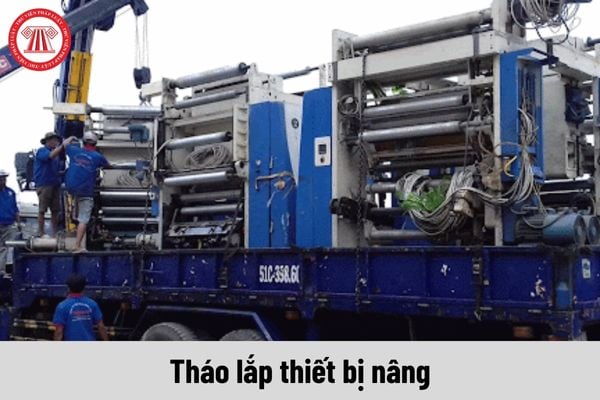 Trong quá trình tháo lắp thiết bị nâng nghiêm cấm những hành vi nào để đảm bảo an toàn?