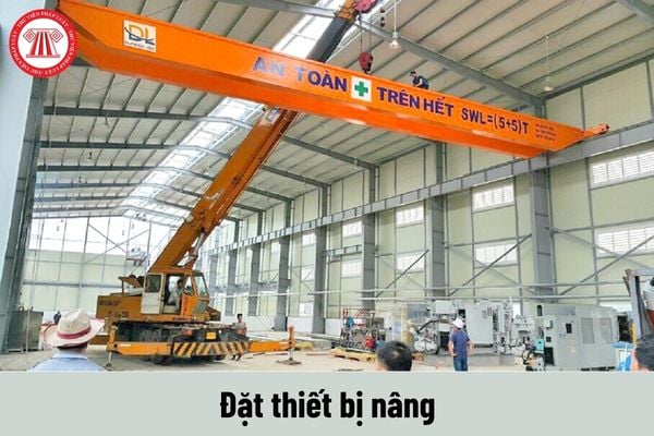 Khi đặt thiết bị nâng phải thực hiện biện pháp gì để đảm bảo yêu cầu an toàn?